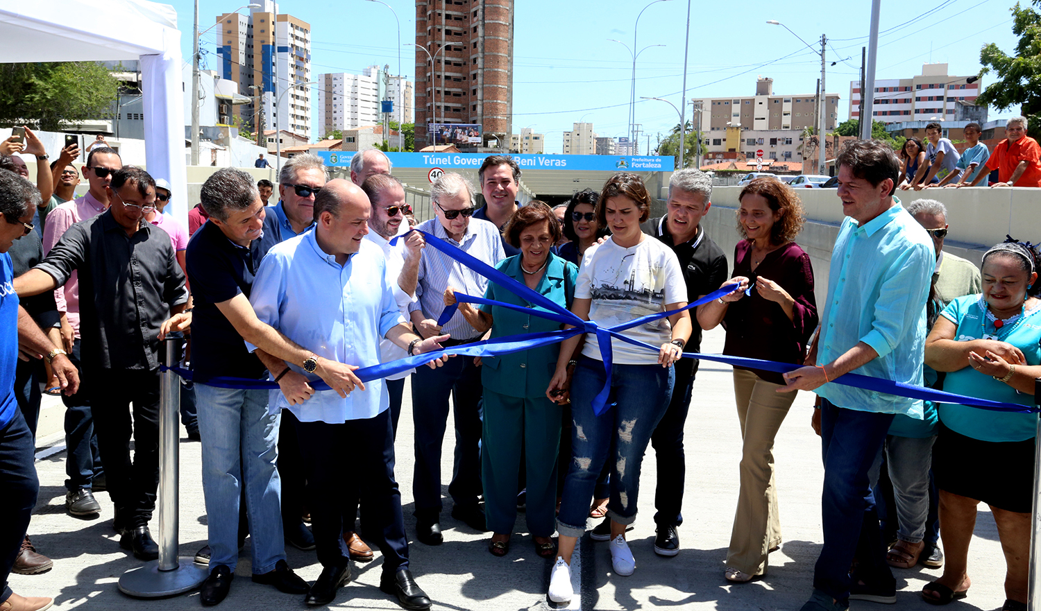 prefeito e demais pessoas descerrando placa de inauguração